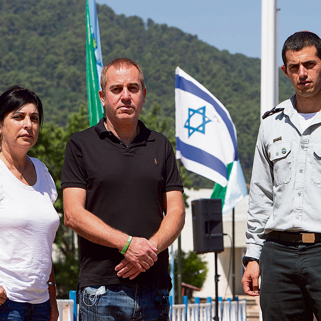 "ביום שחזרתי לפה לקבר של שון, אמרתי 'אני את הבן שלי לא עוזבת עוד פעם'". הוריו של כרמלי, אלון ודליה, ומפקדו סגן־אלוף אביחי שגיא "ביום שחזרתי לפה לקבר של שון, אמרתי 'אני את הבן שלי לא עוזבת עוד פעם'". הוריו של כרמלי, אלון ודליה, ומפקדו סגן־אלוף אביחי שגיא
