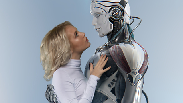 יחסים בין אישה לרובוט (צילום: Shutterstock)
