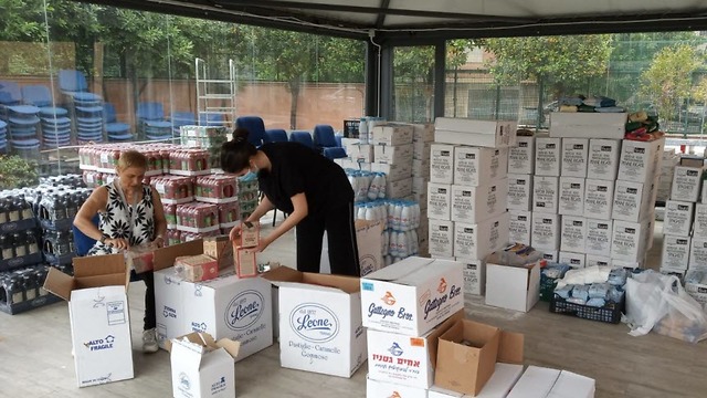 חלוקת סלי מזון באיטליה באמצעות שליחים חוזרים וארגון הרוח הישראלית של הסוכנות היהודית.  (צילום: חני חמווי)