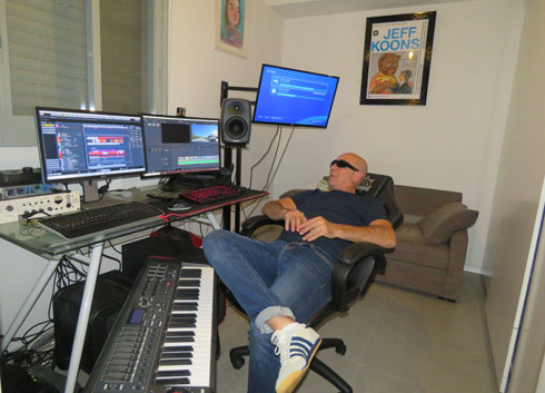 המלחין שושן באולפן הביתי שלו (צילום: מתן שושן)
