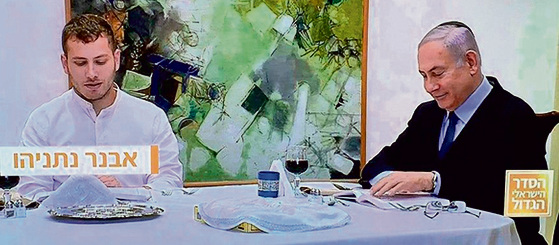 "יש לכך השלכות על מה הציבור חושב ומרגיש". נתניהו ובנו אבנר בערב פסח בזמן הסגר | צילום: מתוך ערוץ 12