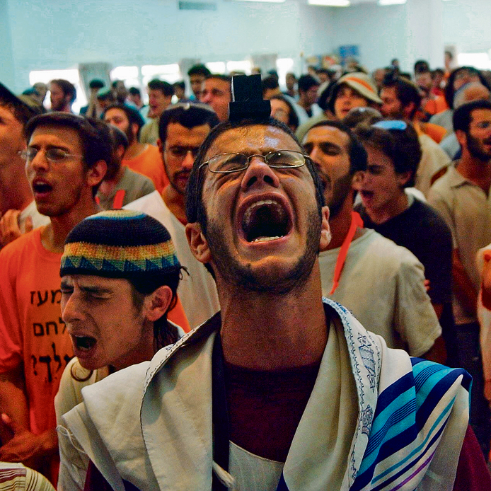 תפילה בנווה דקלים לפני הפינוי. "מאות צעירים בשירת 'אבינו מלכנו'" | צילוםף אלכס קולומויסקי
