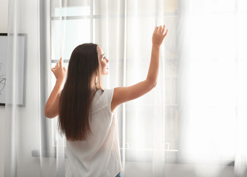 תריסים מוגפים יכולים להפחית את חדירת החום לדירה בכ־80% (צילום: Shutterstock)