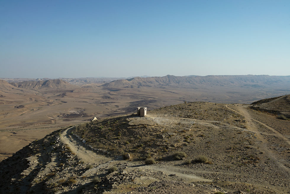 המבנה הזעיר על שפת המכתש, שהוא הגדול מסוגו בעולם ואחד מאתרי הנוף היפים בישראל (צילום: דן ברונפלד)