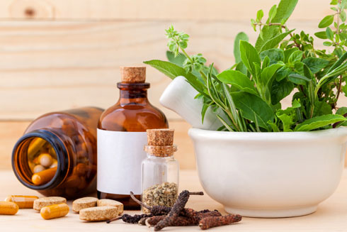 חשוב להתייעץ לפני השימוש בצמחי מרפא ותוספי תזונה  (צילום: Shutterstock)