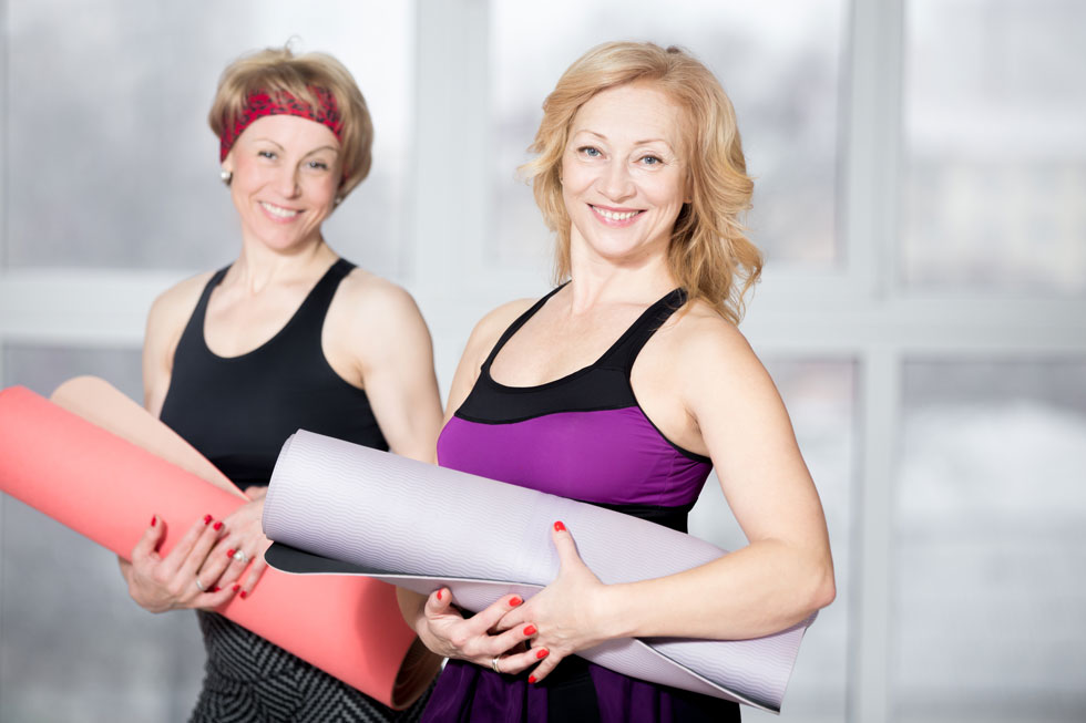 לשלב יוגה ופעילות גופנית. מהמלצות המומחים להקלה על תסמיני גיל המעבר  (צילום: Shutterstock)