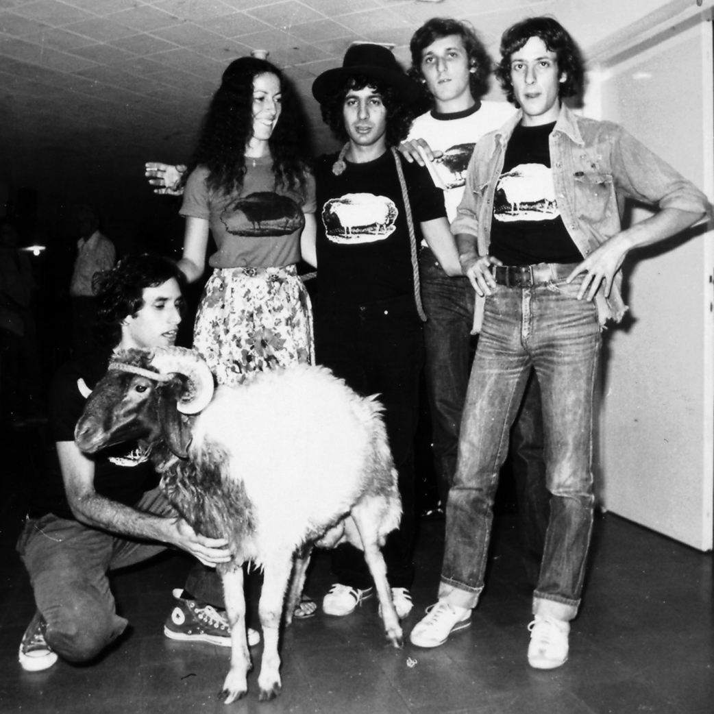 'הכבש ה־16', מימין לשמאל: גוב, רכטר, גפן, רביץ וברוזה. "הזוג היחיד שהתחתן בשנות ה-70 ולא התגרש זה דויד ברוזה ואני" | צילום: שאול גולן