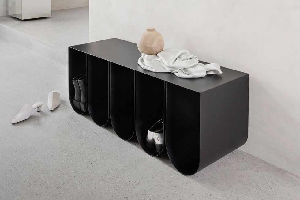 תוצרת חוץ: ספסל פיסולי של המעצבת הדנית Kristina Dam יכול לשמש בכניסה או בחדר השינה, כשולחן קפה או שידת טלוויזיה (צילום: פרט ליוינג)