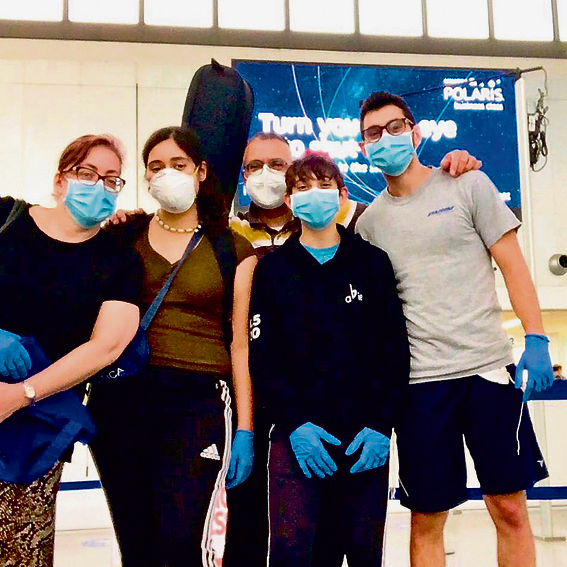 קרן פרג'ון נפרדת מבני משפחתה בשדה התעופה בארה"ב, רגע לפני הטיסה לישראל