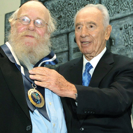 נשיא המדינה שמעון פרס מעניק את “עיטור הנשיא" לרב שטיינזלץ, 2012 | צילום: אוסף פרטי