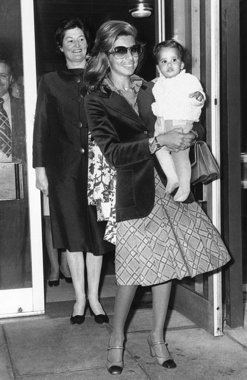 הנסיכה הייא עם אמהּ המלכה עאליה בשנת 1975 (צילום: AP)