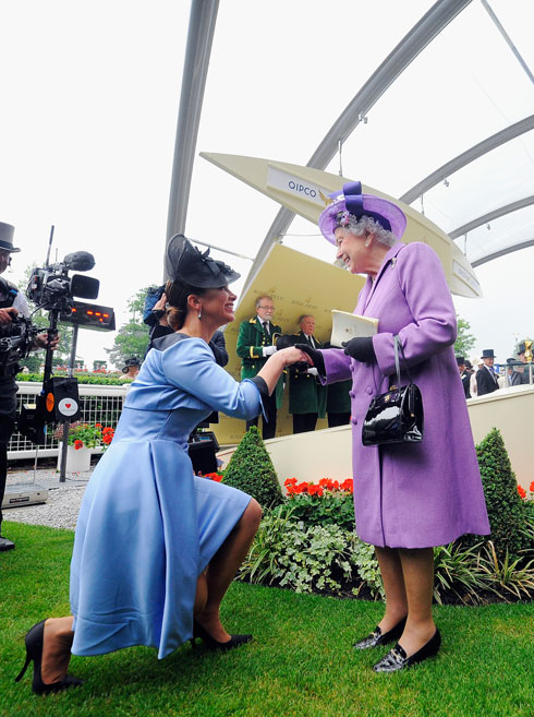 ידידות אישית. הנסיכה הייא עם מלכת אנגליה אליזבת השנייה ב-2013 (צילום: Charlie Crowhurst/GettyimagesIL)