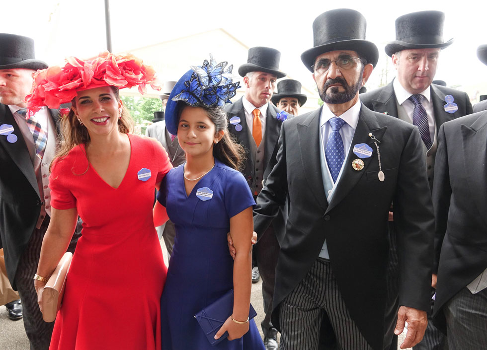 את מקומה בעולם האופנה קנתה הנסיכה הייא בזכות אוסף כובעים צבעוני וגדול. עם בעלה לשעבר, השייח' מוחמד בן ראשד אאל מכּתום, ובתה ג'לילה ב-2017 (צילום: rex/asap creative)
