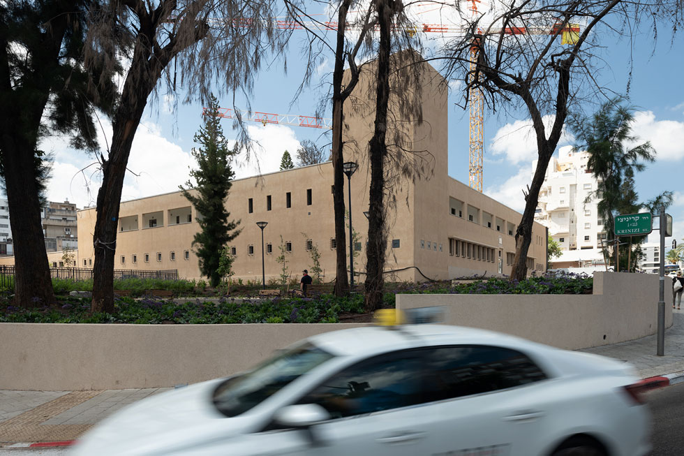 הוא כבר עובר שימור בימים אלה: מבנה משטרת רמת גן ברחוב ז'בוטינסקי. לחצו על התצלום לסיפורו המלא (צילום: גדעון לוין)
