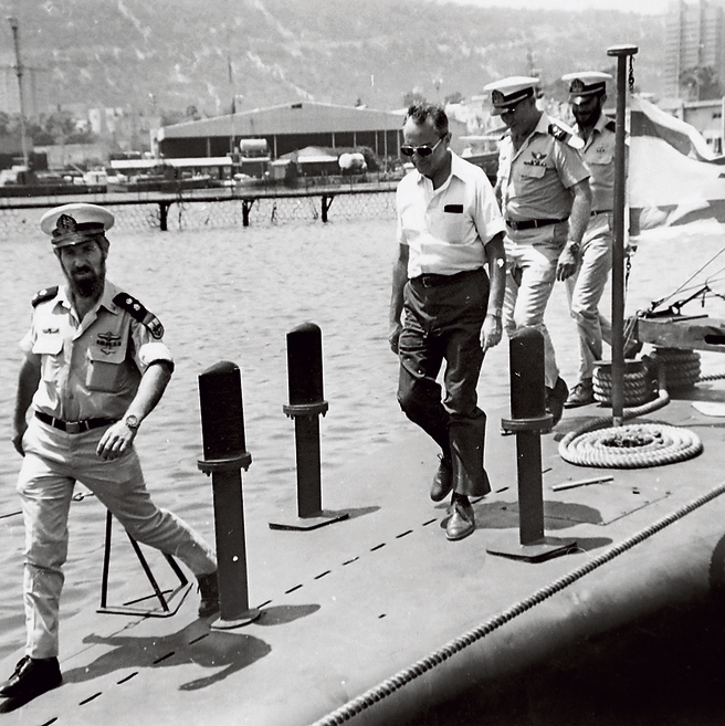 קיסרי (משמאל) עם שר הביטחון ארנס על סיפון צוללת. "ביטל את פרויקט הדולפין"