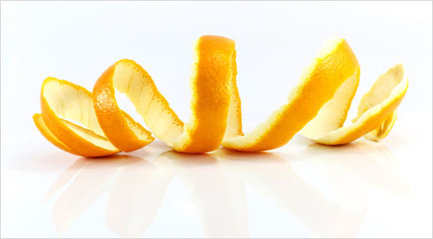 קליפות תפוז מושרות במים חמים (צילום: Shutterstock)