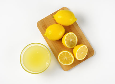 הוסיפו מיץ לימון לשטיפת הרצפות (צילום: Shutterstock)
