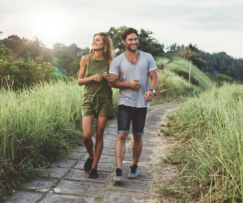 צאו להליכה בשמש, בחולצה קצרה, ללא משקפי שמש וקרם הגנה, בשעות שהקרינה אינה מסוכנת (צילום: Shutterstock)