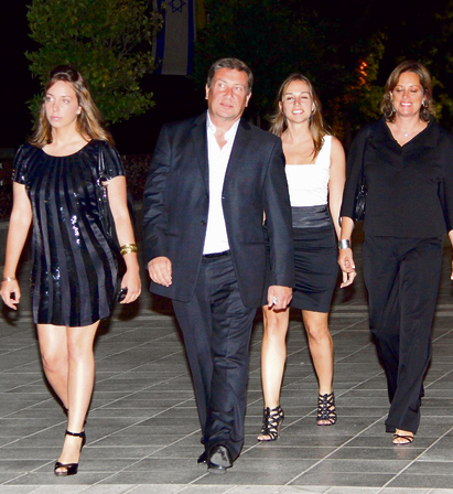 דנקנר עם אשתו אורלי והבנות דנה ורונה באירוע בגני התערוכה בתל־אביב | צילום: דנה קופל