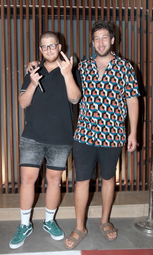 ואיתכם בא לנו לטוס לחו"ל בלי שום קשר. האחים שפלן (צילום: ענת מוסברג) ואיתכם בא לנו לטוס לחו"ל בלי שום קשר. האחים שפלן (צילום: ענת מוסברג)
