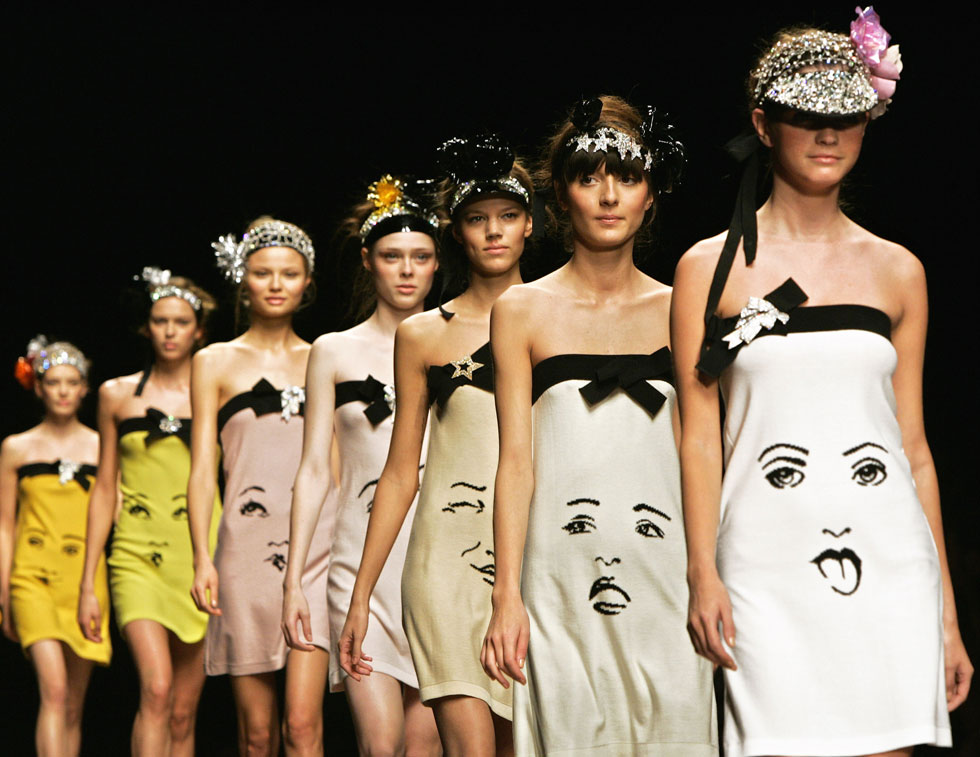 סגנון בוהמי, לא פורמלי, נגיש ויומיומי. תצוגה של בית האופנה ב-2006 (צילום: AP)