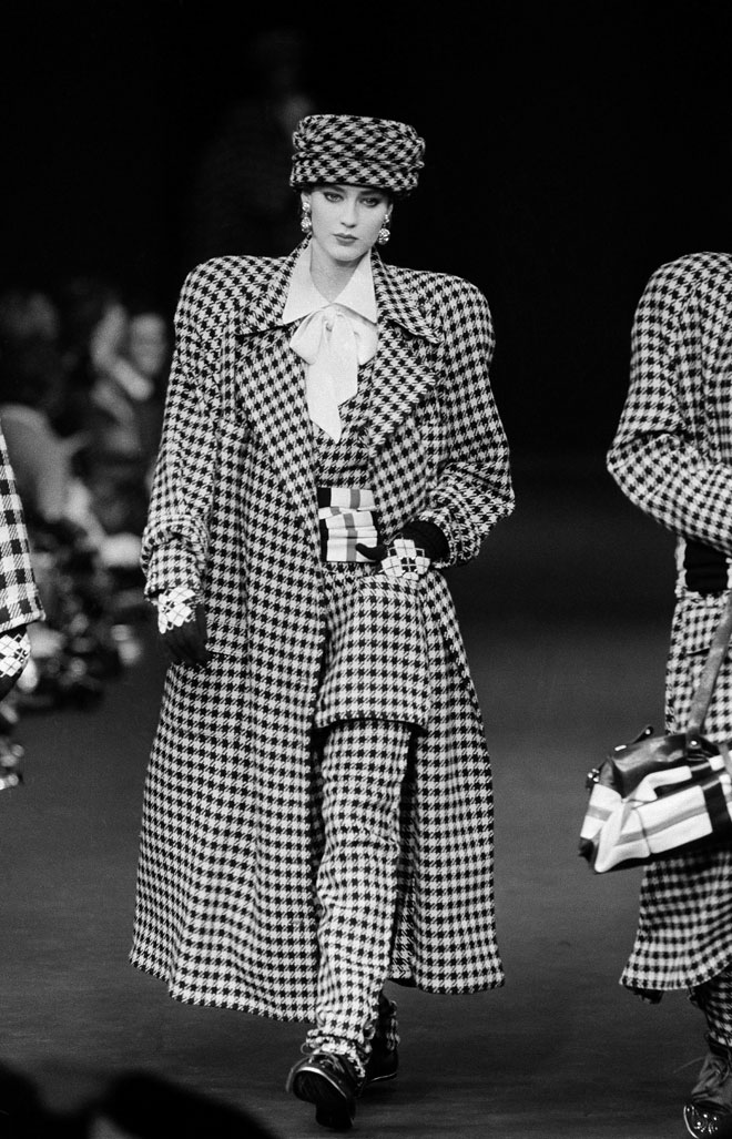 התייחסה לבגדים כפריטים שצריכים לשרת נשים, ולא להפך. תצוגת אופנה ב-1985 (צילום: AP)