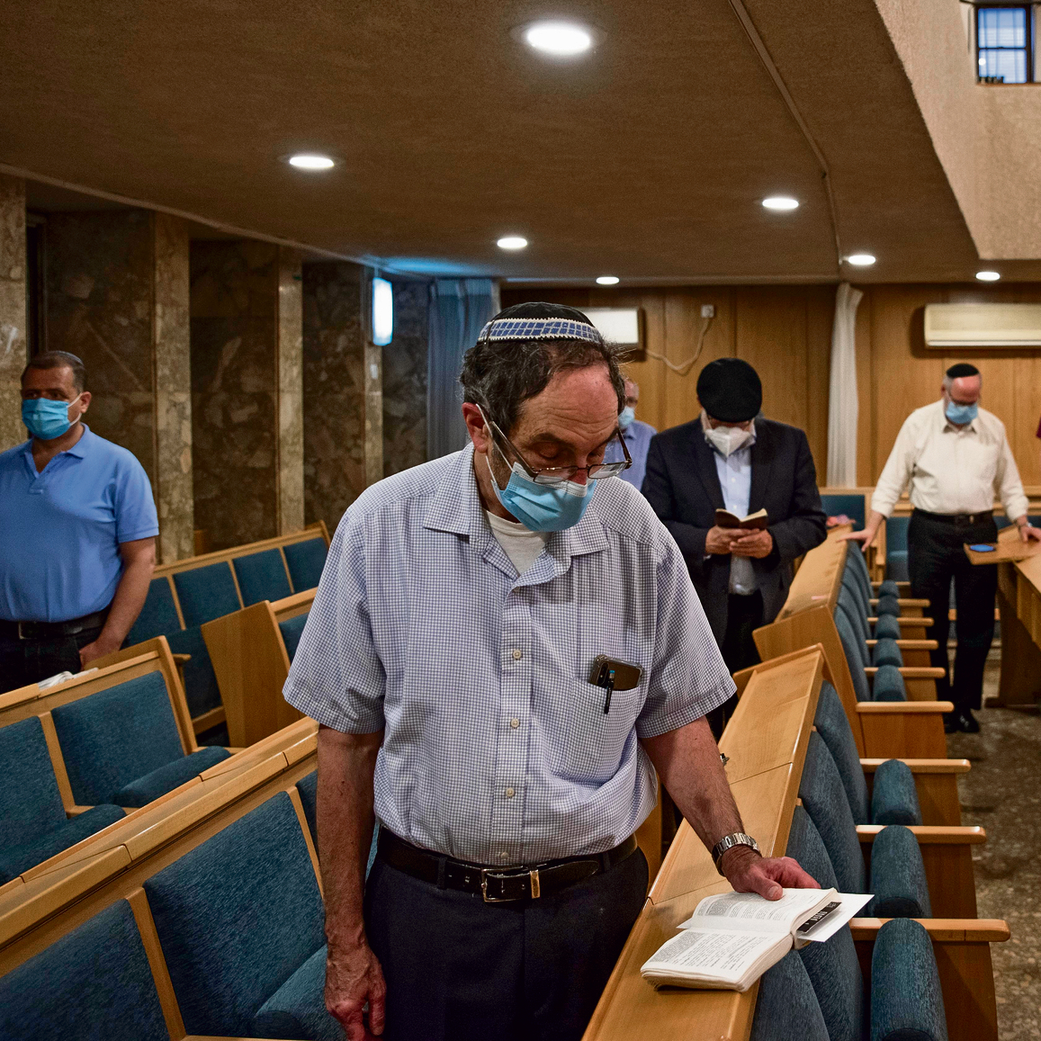 אנטישמיות חבויה? תפילות בבית הכנסת | צילום: שלו שלום