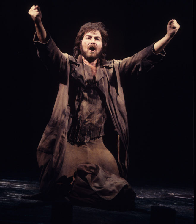 פישר במחזמר "עלובי החיים", 1994. "בתיאטרון קצת חששו" (צילום: שאול גולן)