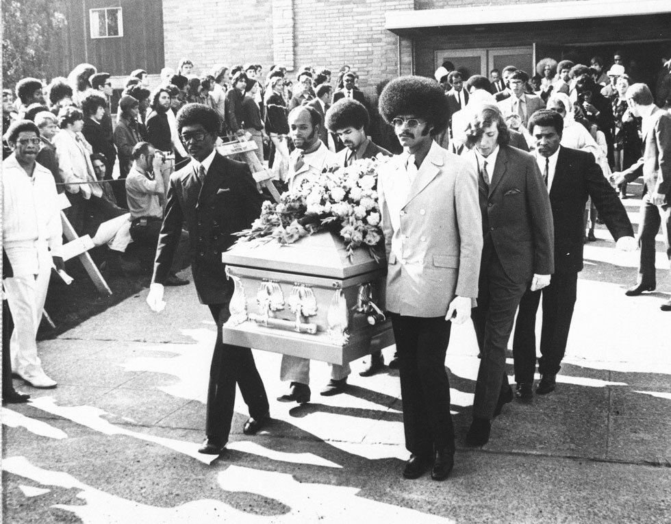 הלווייתו, אוקטובר 1970, סיאטל. למטה: שני קליפים מהופעות בתקופת השיא שלו (צילום: AP)