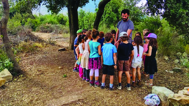 לומדים ביער - הכיתות הראשונות בארץ (צילום: המועצה האזורית מרום הגליל)