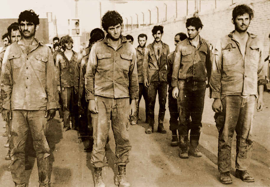 פיינשטיין (הימני ביותר) ושבויים נוספים. "היינו שעות על הרגליים בלי אוכל, בלי מים, בלי לדעת אם לילה או יום" פיינשטיין (הימני ביותר) ושבויים נוספים. "היינו שעות על הרגליים בלי אוכל, בלי מים, בלי לדעת אם לילה או יום"
