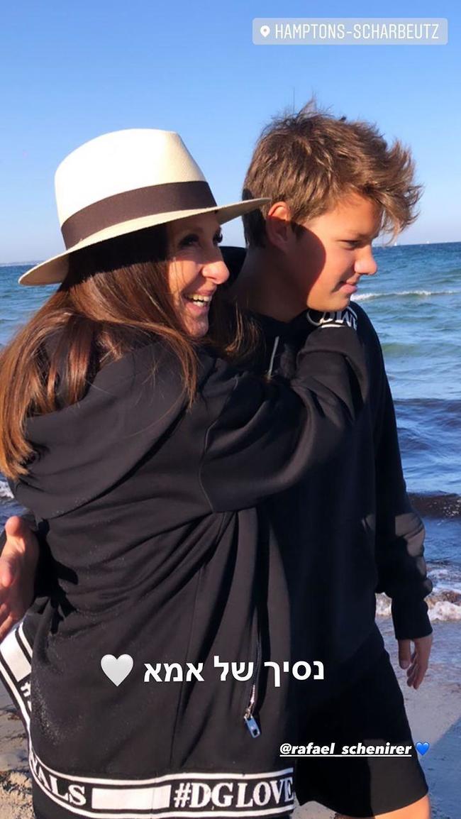 חיים בגבוה. לאה שנירר והבן (צילום: אינסטגרם)