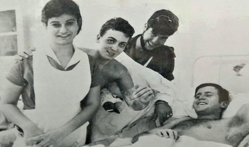יוסי (שוכב במיטה) לאחר הפציעה, עם האחות חסיה (צילום: אגודת העיתונאים תל אביב בתל אביב)