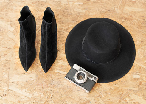 מגפיים, 290 שקל, ריזרבד. כובע, 100 שקל, H&M (צילום: עדו לביא, סטיילינג: תמי ארד-ברקאי)