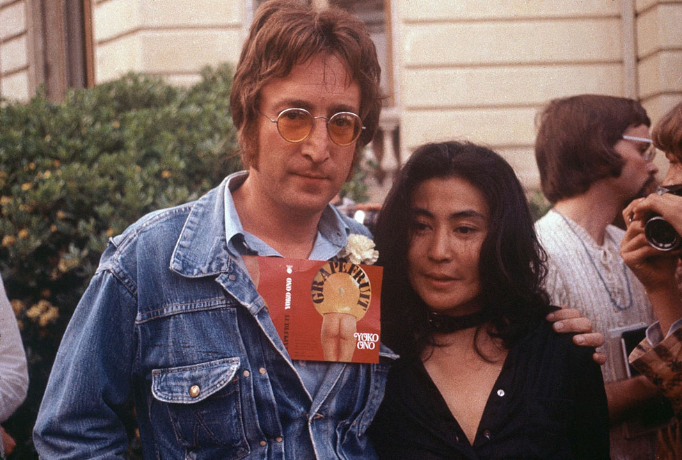 פסיכדליה, זן ובודהיזם מעוטרים במשקפיים עגולים. לנון עם יוקו אונו, 1971 (צילום: AP)