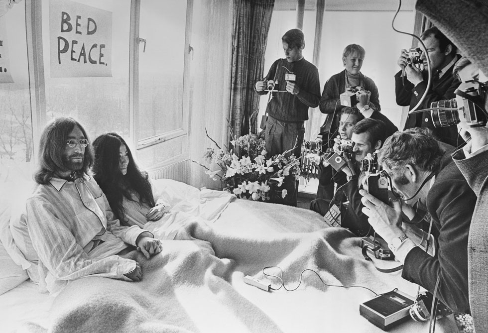 במיטה עם יוקו אונו (והתקשורת), 1969 (צילום:  Central Press/GettyimagesIL)