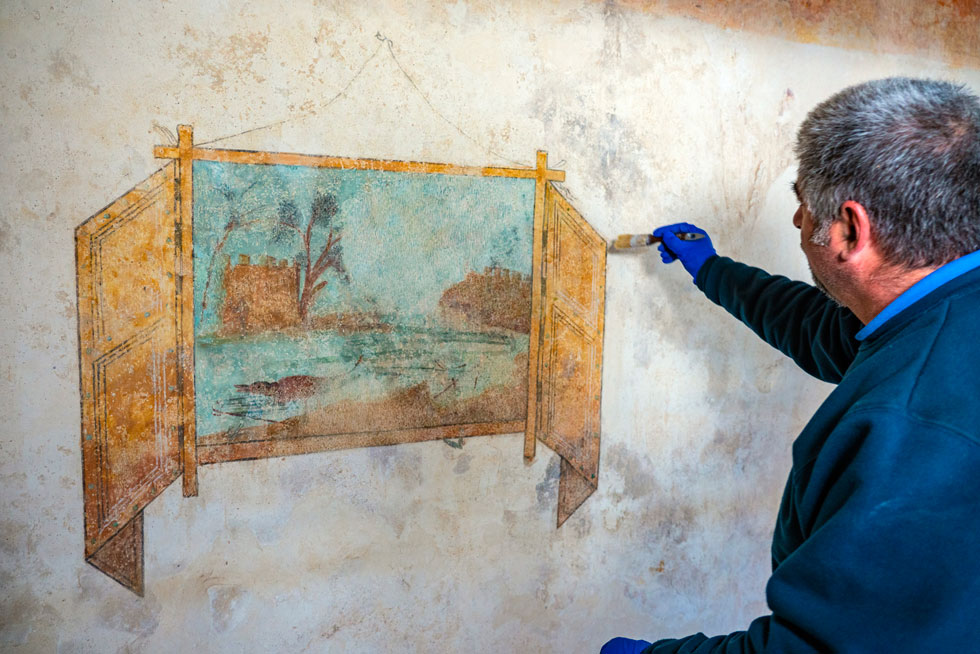 מארק אברהמי, משמר בכיר ברשות העתיקות (בתצלום), אומר: ''רמת הציורים היא אימפריאלית. כאלה ציורים לא ציירו בפרובינציה, ובטח לא ברמה כזו'' (צלום: יניב ברמן, רשות העתיקות)