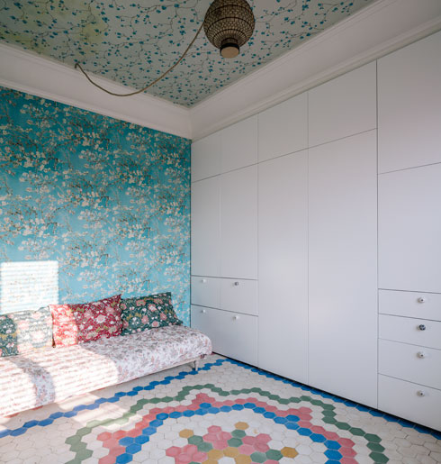 על הקירות והתקרה טפטים בסגנון סיני (Imagen Subliminal (Miguel de Guzman + Rocio Romero) )