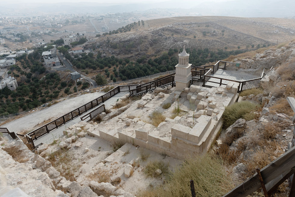 בסיס מצבת הקבר של הורדוס. בשונה משאר המבנים בהרודיון, שהורכבו מאבן שנחצבה ליד ההר, המצבה הורכבה מאבן שהובאה מירושלים (צילום: גדעון לוין)
