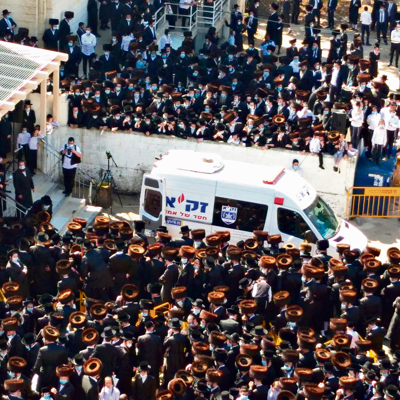 המונים בהלוויית האדמו"ר מפיטסבורג, השבוע באשדוד. "אולי אם היו שומרים עליו יותר, הוא היה עדיין בחיים" המונים בהלוויית האדמו"ר מפיטסבורג, השבוע באשדוד. "אולי אם היו שומרים עליו יותר, הוא היה עדיין בחיים"