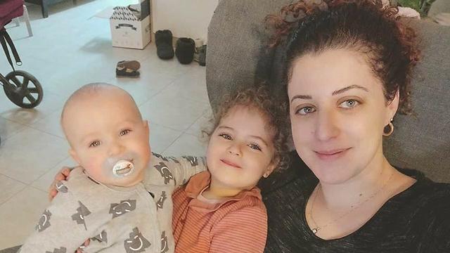 בת הארבע מבלה את רוב היום עם אחיה התינוק. גלית צ'רניאקוב וילדיה צילום: אלבום משפחתי