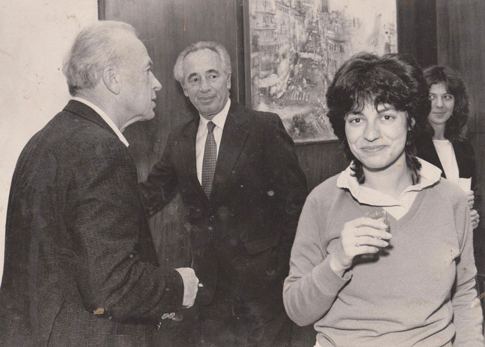 עם שמעון פרס ויצחק רבין ז"ל, 1986. "היומן התמלא בקריקטורות, השולחן היה מבולגן. החזקתי מעמד בדיוק שבועיים" (צילום: אלבום פרטי)