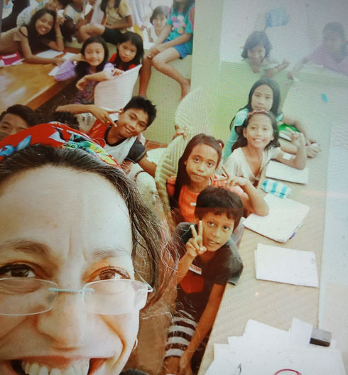 בראון-אגמי עם ילדים פיליפיניים שלמדו אצלה. "מה שהכי חסר להם, זה אמביציה" (צילום: אלבום פרטי)
