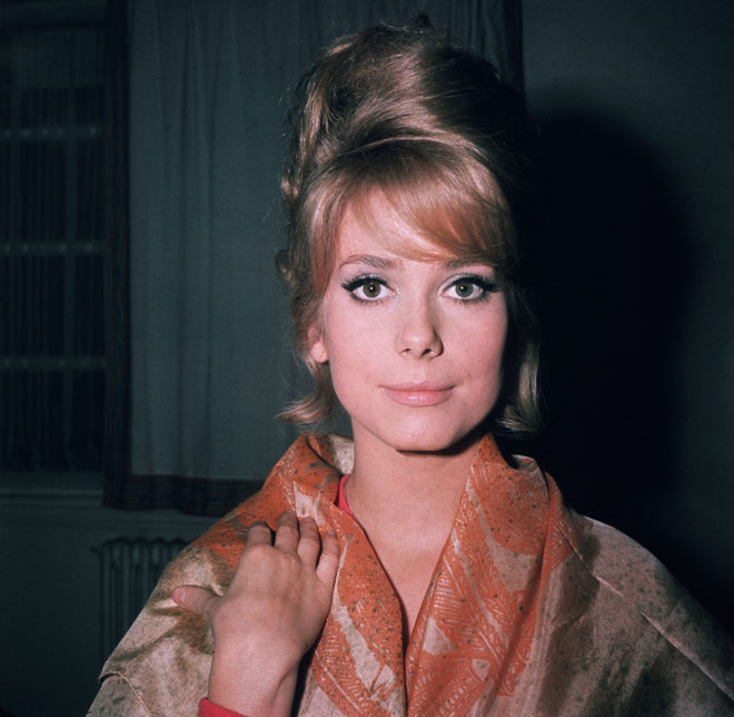 נראית בנוח בשמלות ערב מהודרות, כמו גם בג'ינס. 1961 (צילום: GettyimagesIL)