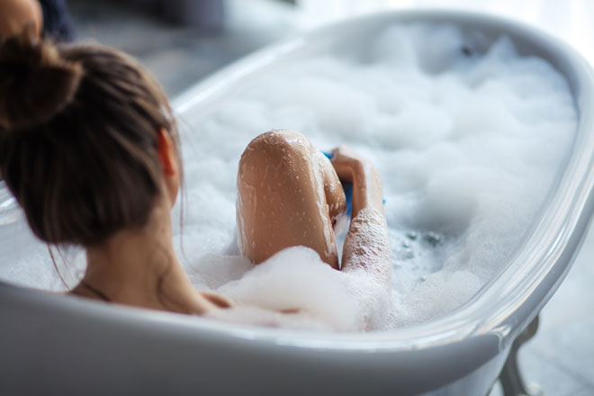  איך המים מרגישים כשהם מחליקים על הגוף? שימו לב למרקם העור שמשתנה ולאזורים בגוף שהם הכי רגישים למגע (צילום: Shutterstock)