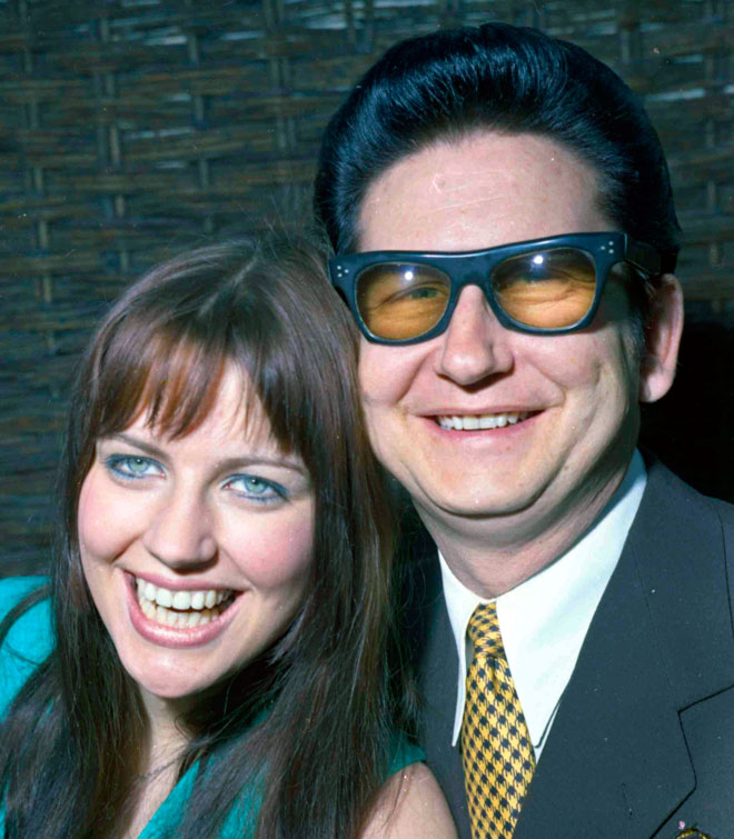 אורביסון עם אשתו השנייה, ברברה, 1969. ניתוח המעקפים לא גרם לו לשנות את אורח חייו (צילום: AP)