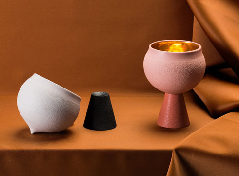 כוס קידוש של מותג היודאיקה Ceremonials, פורצלן וציפוי זהב. מעצבת: שירה קרת