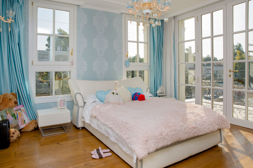 חדרה של אן בי בקומה השנייה: מיטה רחבת ידיים וחדר רחצה שבמרכזו אמבטיה לבנה (צילום: ענבל מרמרי)