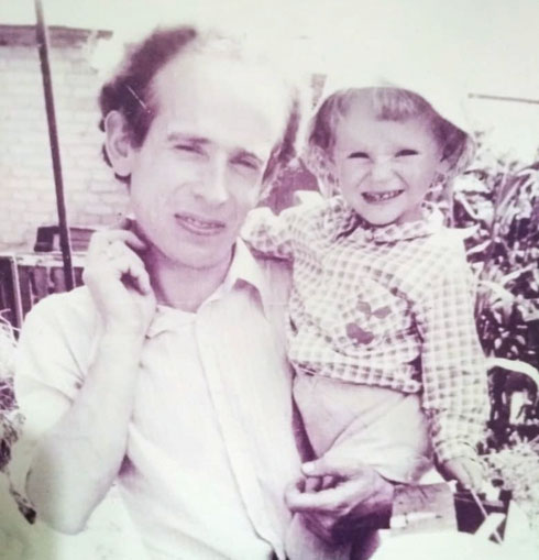 בילדותה באוקראינה, עם אביה. "לא עלה איתנו לישראל" (צילום: אלבום פרטי)