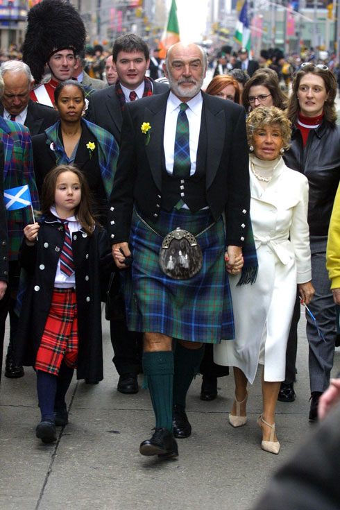 קשר למסורת. עם חצאית קילט סקוטית ב-2002 (צילום: rex/asap creative)